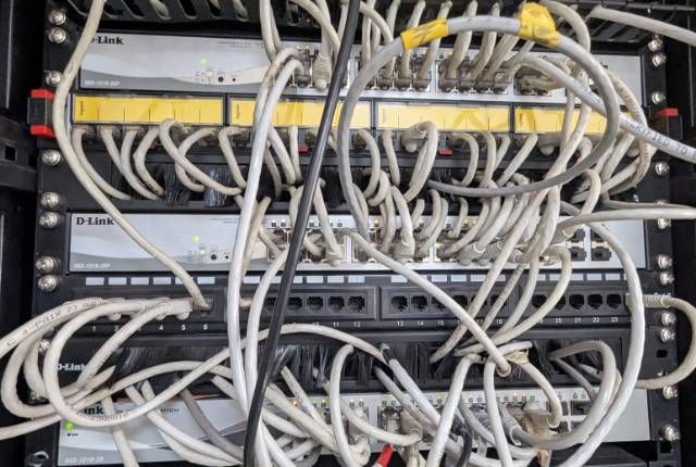 Panel de parcheo de una instalación de red, con el cableado sin ordenar